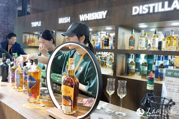 第四屆中國國際消費品博覽會愛爾蘭國家館內的參展商。人民網 常沙攝