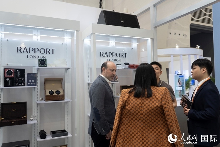 客商在第四屆中國國際消費品博覽會英國國家館內交談。人民網 常沙攝