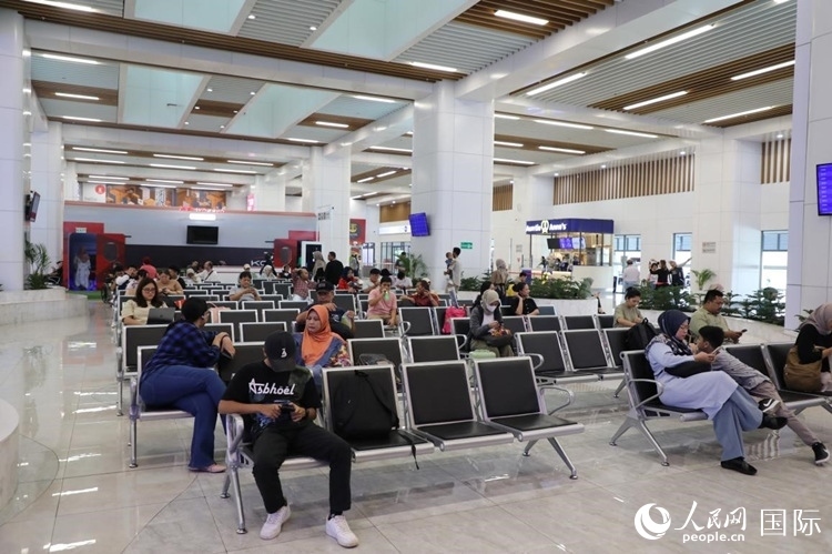 乘客在雅萬(wàn)高鐵雅加達(dá)哈利姆站候車。人民網(wǎng)記者 曹師韻攝