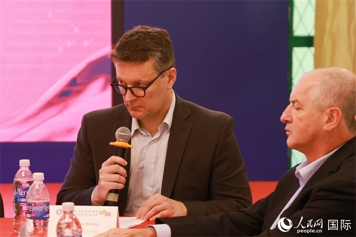 中巴友好協(xié)會(huì)主席恩里克·諾布雷加（左）在座談會(huì)上致辭。人民網(wǎng)記者 陳海琪攝