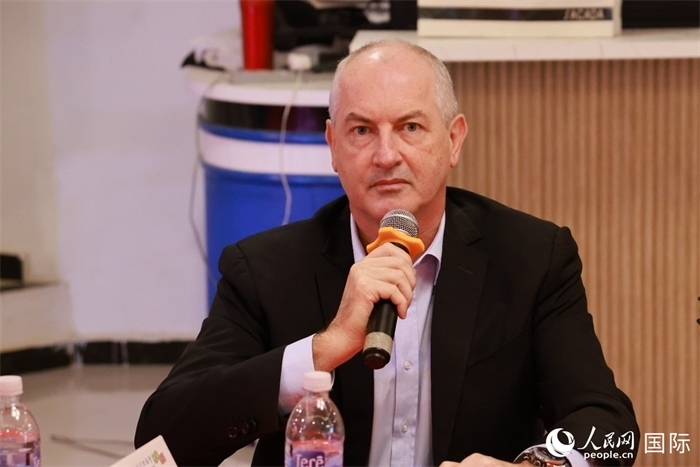 巴西里約大都會(huì)研究所執(zhí)行官西奧·舒克在座談會(huì)上致辭。人民網(wǎng)記者 陳海琪攝