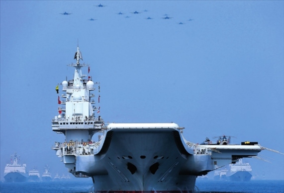 制空作戰(zhàn)梯隊飛越航母編隊上空（2018年攝）。 張雷攝