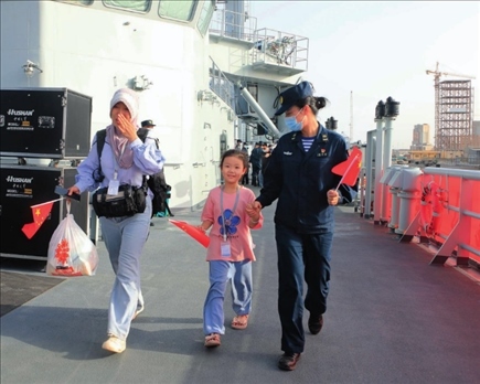 海軍軍艦赴蘇丹緊急撤離我在蘇丹人員。圖為海軍官兵帶領同胞登艦（2023年4月26日攝）。丁家興攝