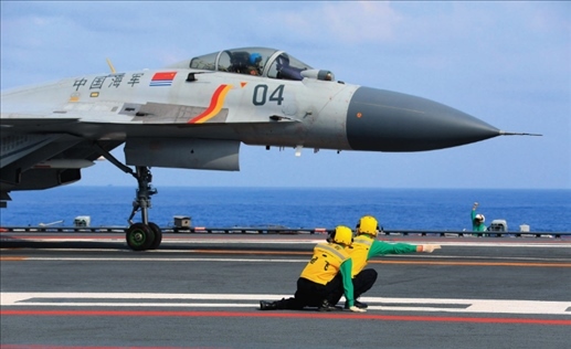 遼寧艦起飛助理作出放飛手勢，殲-15艦載戰(zhàn)斗機起飛（2020年4月攝）。張凱攝