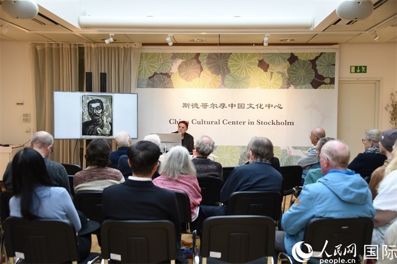 托斯頓·朱雷爾介紹其收藏的中國版畫作品。人民網(wǎng)記者殷淼攝