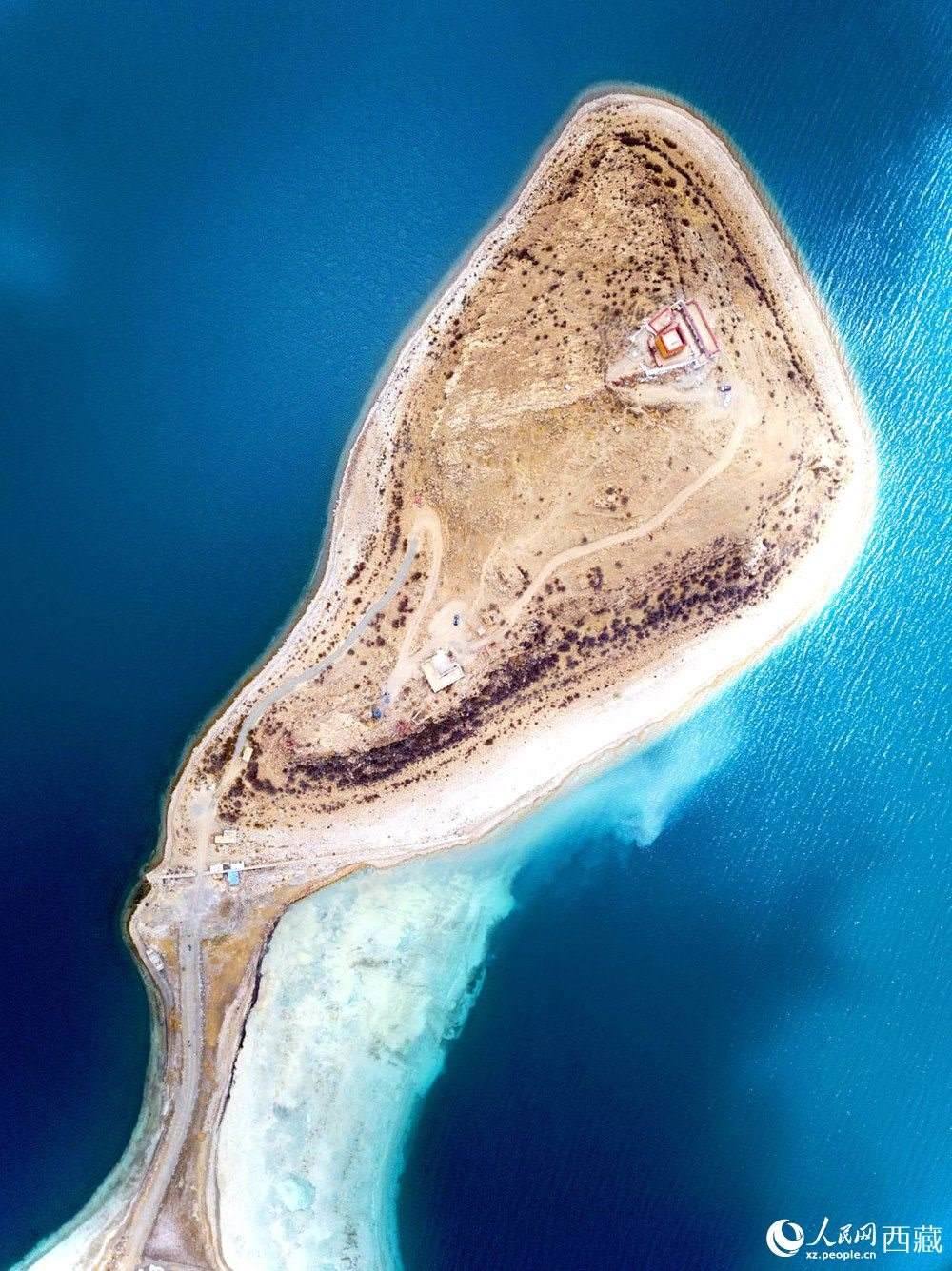 無人機視角下的西藏羊卓雍錯日托寺風光。人民網(wǎng)記者 次仁羅布攝