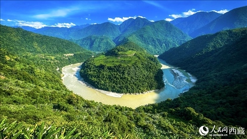 風景秀麗、植被繁茂的西藏林芝市墨脫縣果果塘大拐彎。人民網(wǎng)記者 次仁羅布攝