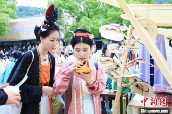 漢服愛(ài)好者逛集市。中國(guó)絲綢博物館 供圖