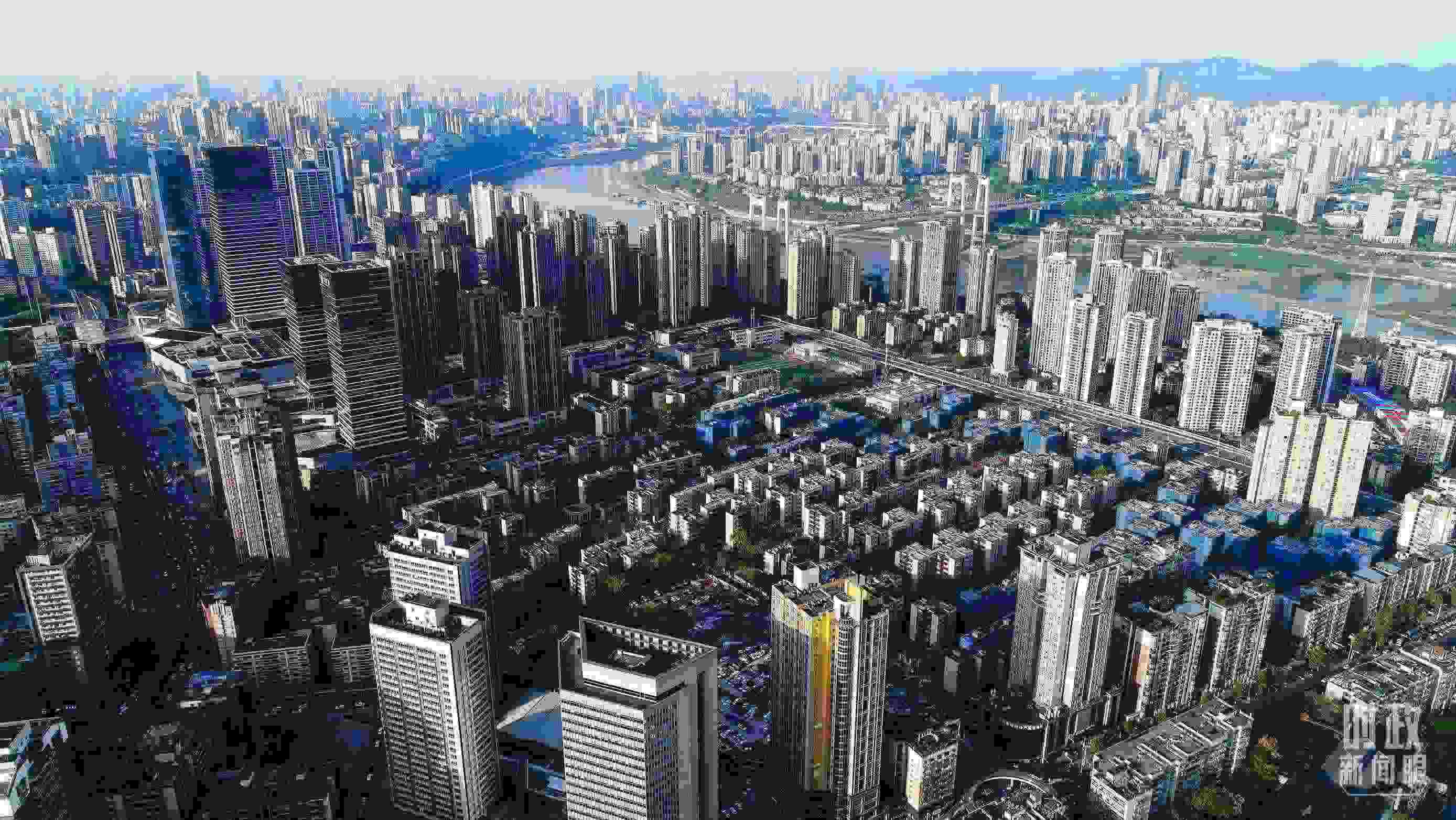 △俯瞰謝家灣街道民主村社區(qū)。（總臺記者謝鵬拍攝）