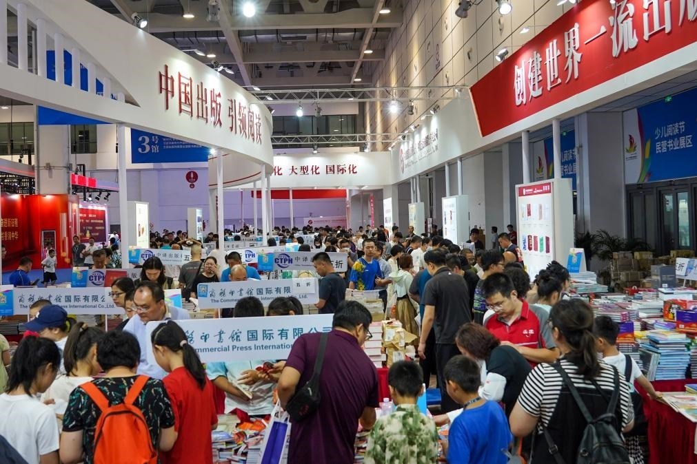 2023年7月31日，在第31屆全國圖書交易博覽會上，讀者在閱覽選購新書。新華社記者 朱崢 攝