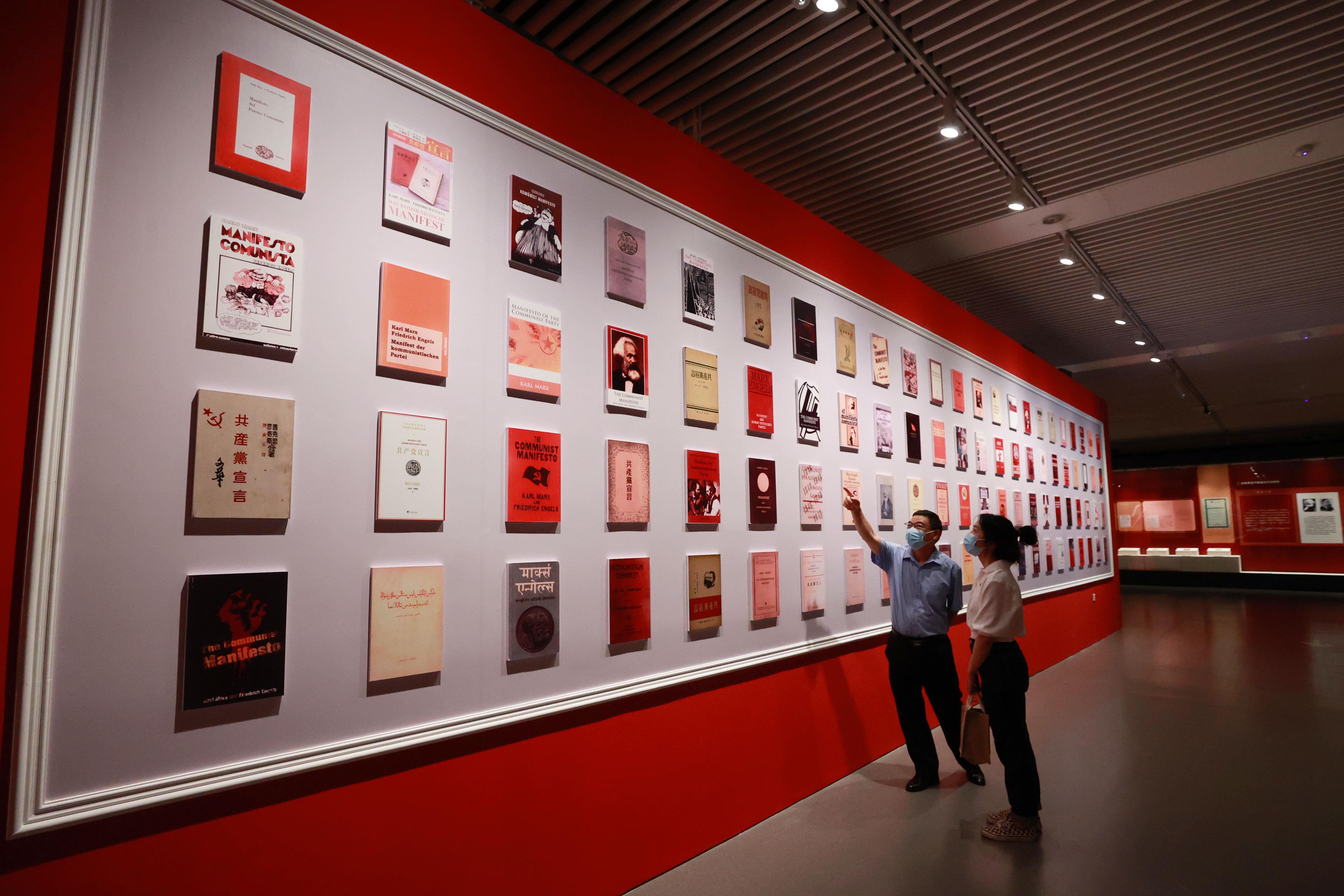 △2021年8月5日，觀眾在國家圖書館觀看不同版本的《共產(chǎn)黨宣言》。