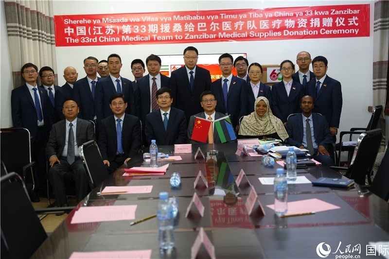 中非雙方代表及醫(yī)療隊在捐贈現(xiàn)場合影。中國援桑醫(yī)療隊供圖