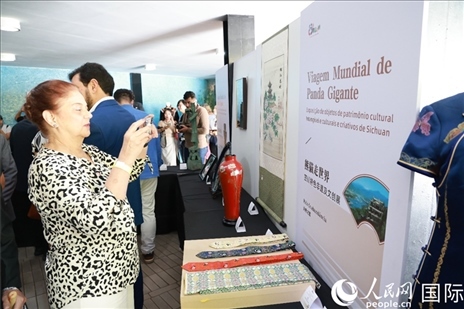 巴西民眾在活動(dòng)現(xiàn)場(chǎng)在四川非遺前駐足觀看。人民網(wǎng)記者 陳海琪攝