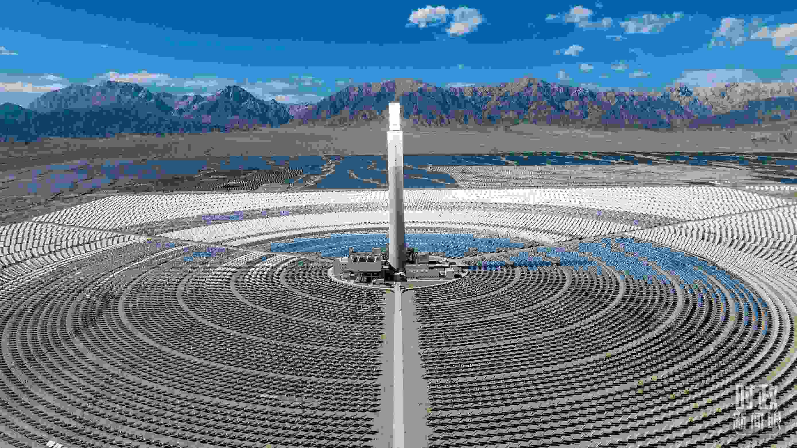 △青海海西德令哈塔式熔鹽儲(chǔ)能光熱發(fā)電廠。（圖/視覺中國）