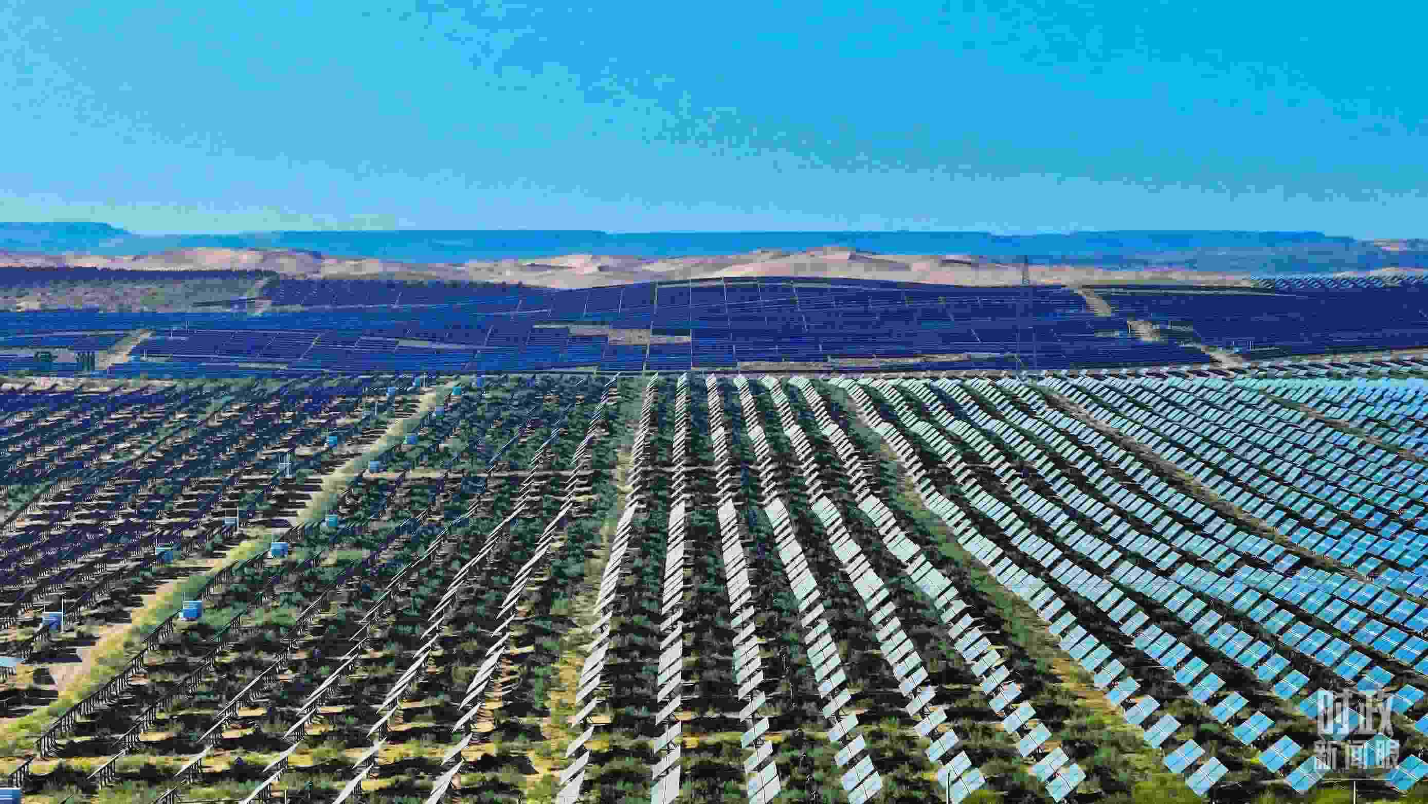 △內(nèi)蒙古鄂爾多斯，庫布其沙漠新能源基地。（圖/視覺中國）