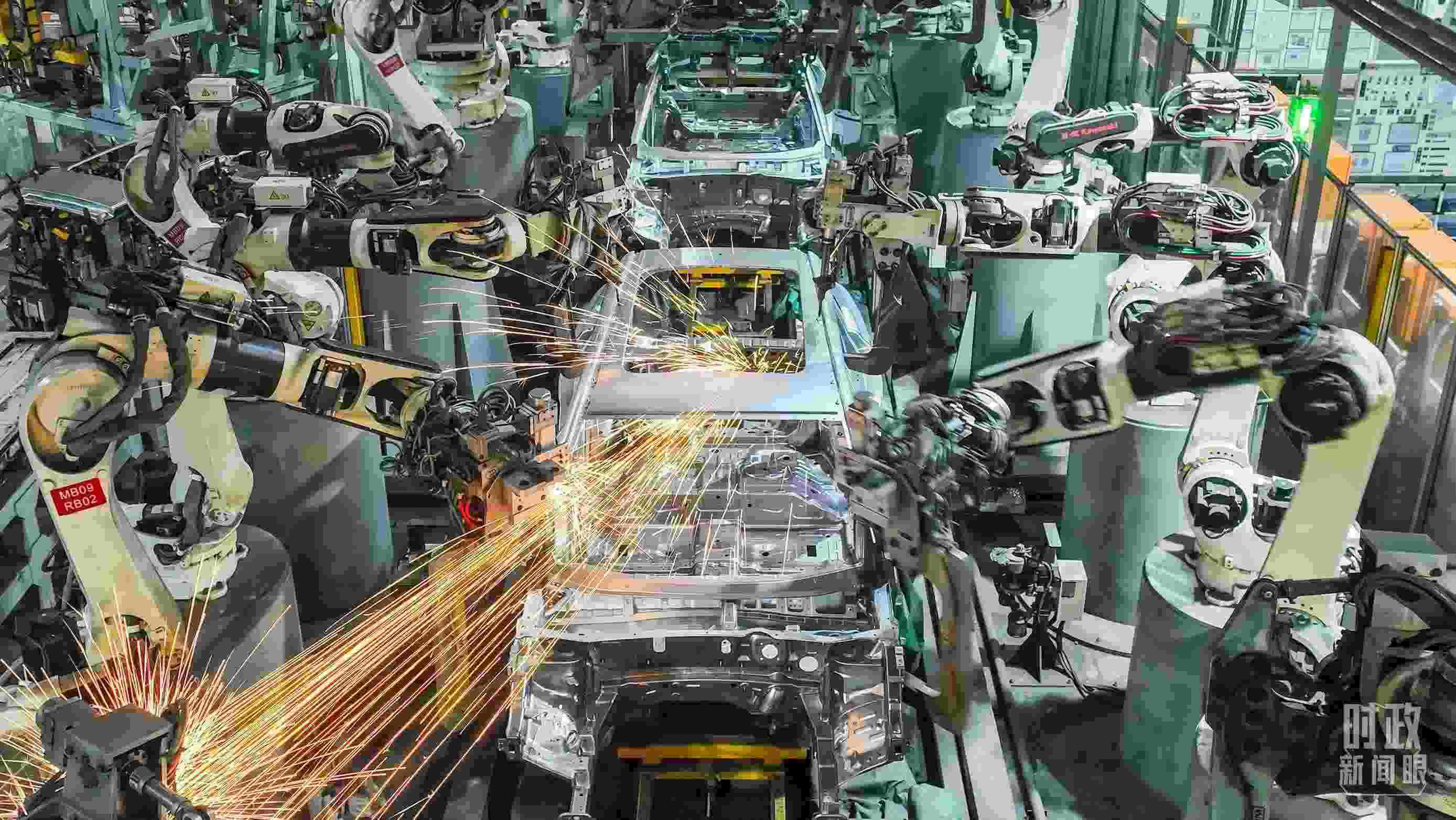  △2024年4月，重慶兩江新區(qū)的一家汽車制造企業(yè)，生產(chǎn)一派繁忙。（圖/視覺中國）