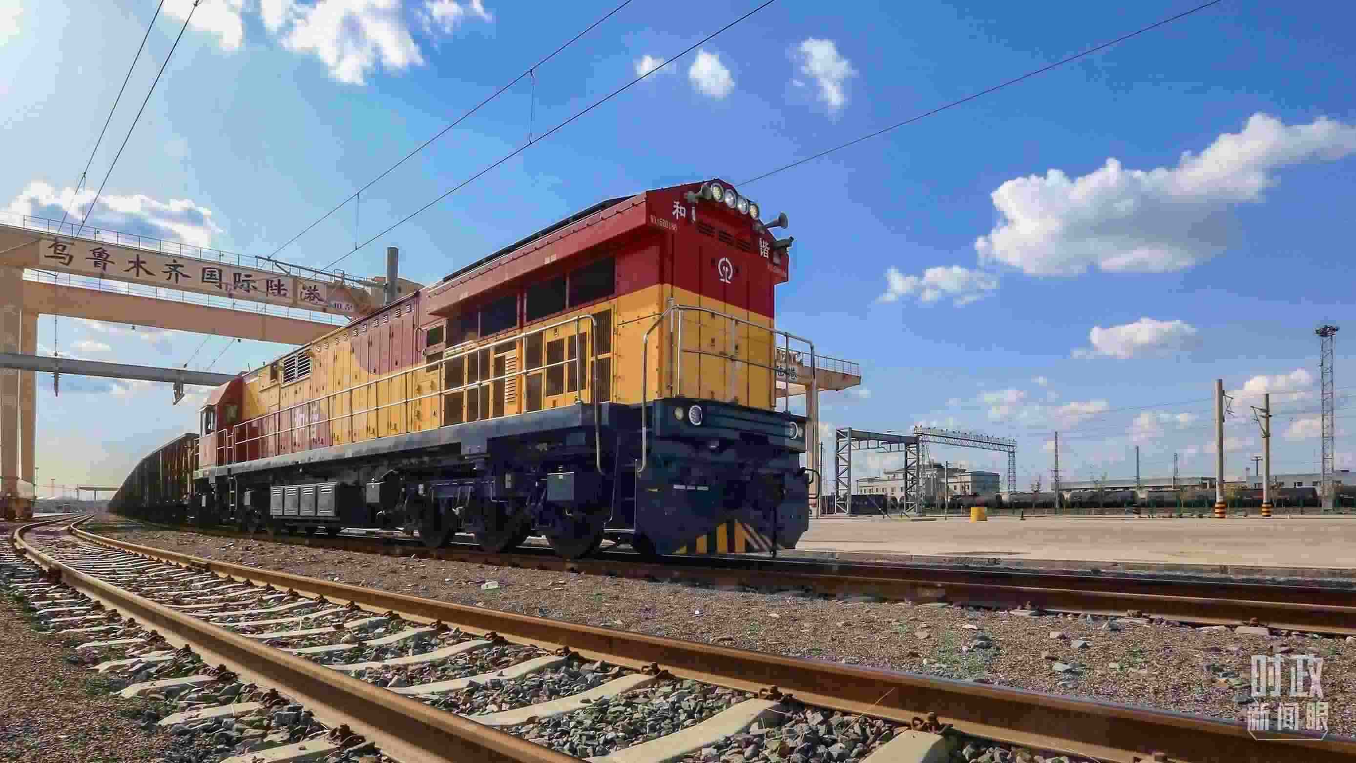 △2024年4月，烏魯木齊國際陸港區(qū)中歐班列“天山號(hào)”暢行絲路。（圖/視覺中國）