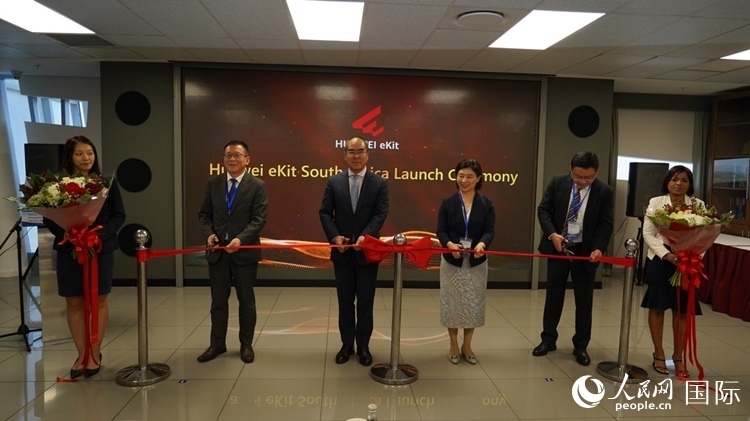 嘉賓出席華為分銷子品牌坤靈出海南非剪彩儀式。 人民網(wǎng) 劉暢攝