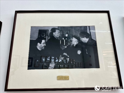 萬徒勒里（左一）與艾青、蕭三、齊白石的老照片。人民網(wǎng)記者 周雨攝