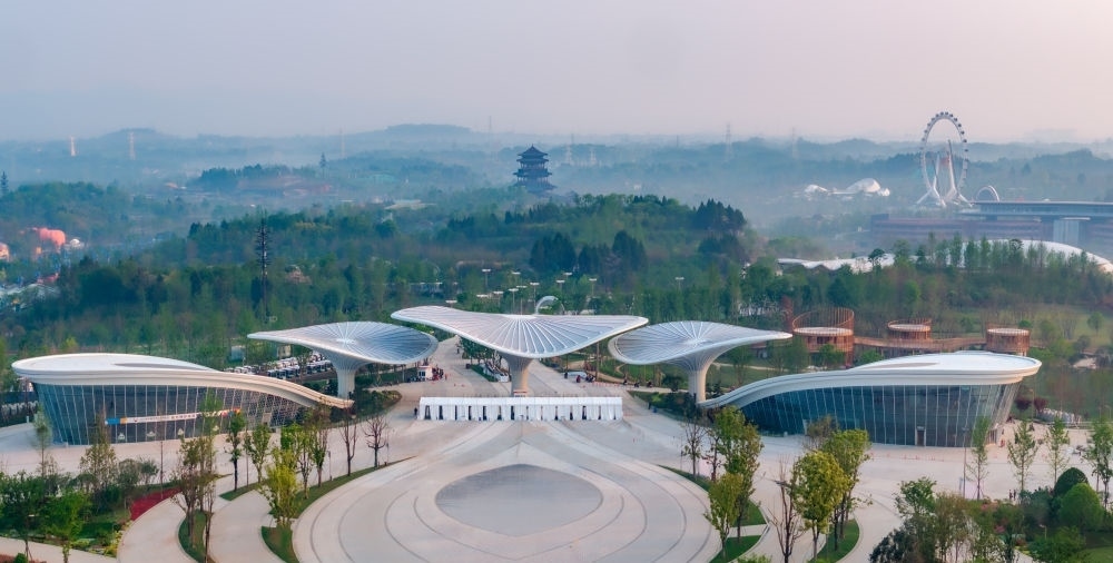 這是成都世園會(huì)主會(huì)場(chǎng)入口（無(wú)人機(jī)照片，2024年4月14日攝）。新華社記者 江宏景 攝