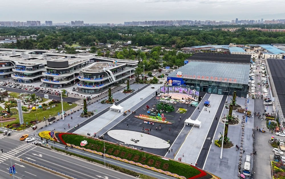 這是2024年4月23日拍攝的成都世園會(huì)郫都分會(huì)場(chǎng)（無(wú)人機(jī)照片）。新華社記者 王曦 攝