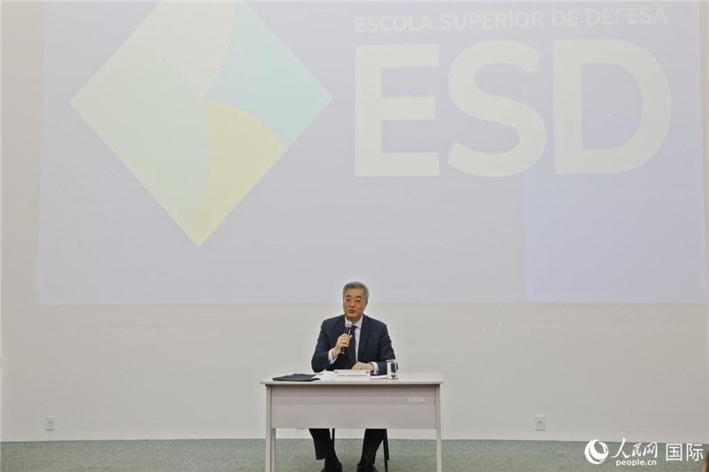 當(dāng)?shù)貢r間4月23日，中國駐巴西大使祝青橋應(yīng)邀在巴西高等防務(wù)學(xué)院作專題講座，全面介紹中國外交和國防政策、經(jīng)濟(jì)形勢及中巴關(guān)系前景。 人民網(wǎng)記者 陳一鳴攝