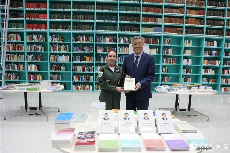 授課后，中國駐巴西大使祝青橋向巴西高等防務(wù)學(xué)院圖書館捐贈了150本書籍。圖為祝青橋和巴西高等防務(wù)學(xué)院院長卡拉·利里奧·馬丁斯在圖書捐贈儀式上。 人民網(wǎng)記者 陳一鳴攝