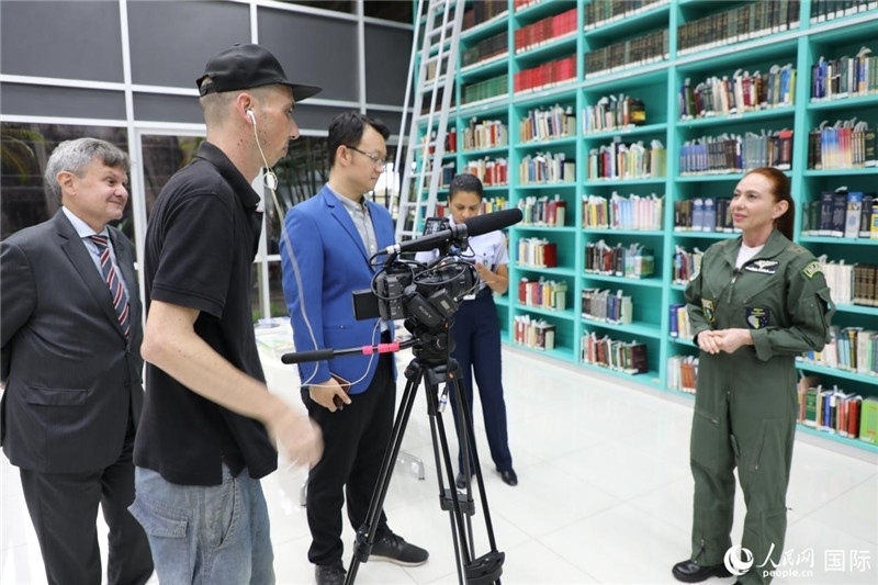 巴西高等防務(wù)學(xué)院院長卡拉·利里奧·馬丁斯接受了人民網(wǎng)的視頻采訪。 人民網(wǎng)記者 陳一鳴攝