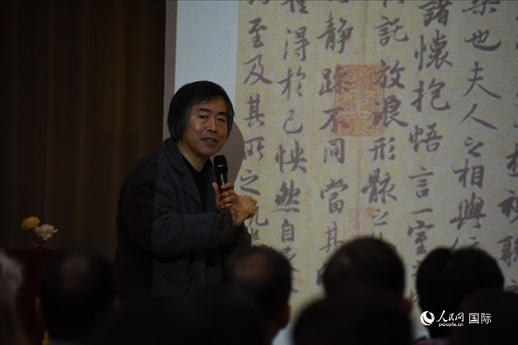 國家畫院王東聲教授介紹中國書法作品。人民網(wǎng)記者 殷淼攝