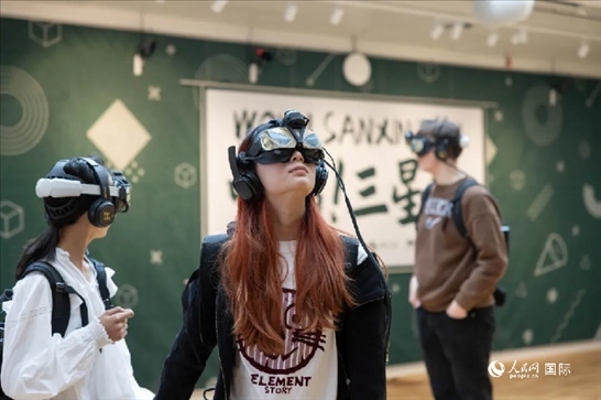 體驗(yàn)三星堆VR文化。中國駐瑞典大使館供圖