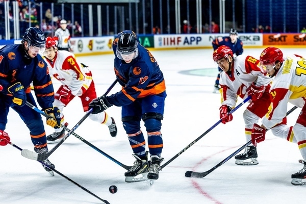 雙方球員爭搶。圖片來源：國際冰聯