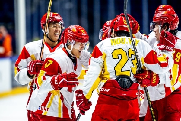 中國隊球員慶祝進球。圖片來源：國際冰聯