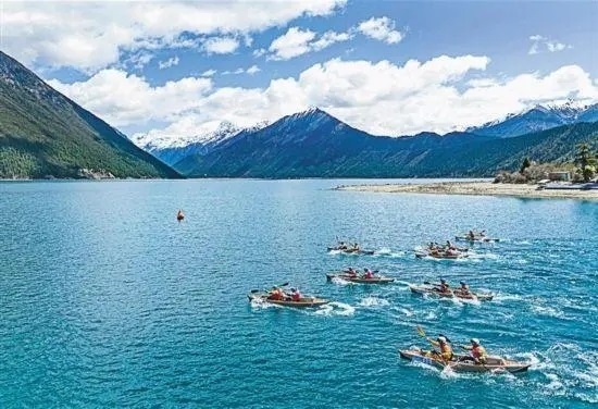 2024年4月20日，2024年巴松措國際漂流公開賽的選手在比賽中。 新華社記者 孫非攝