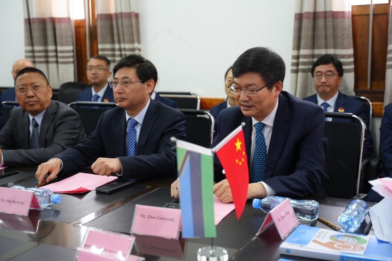 揚州市衛(wèi)健委黨委書記趙國祥在衛(wèi)生部捐贈儀式上發(fā)言。中國援桑醫(yī)療隊供圖