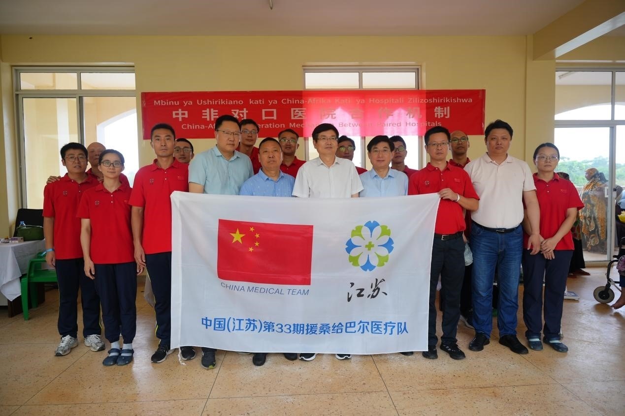 揚州市衛(wèi)健系統(tǒng)代表團和醫(yī)療隊在義診現(xiàn)場合影。中國援桑醫(yī)療隊供圖