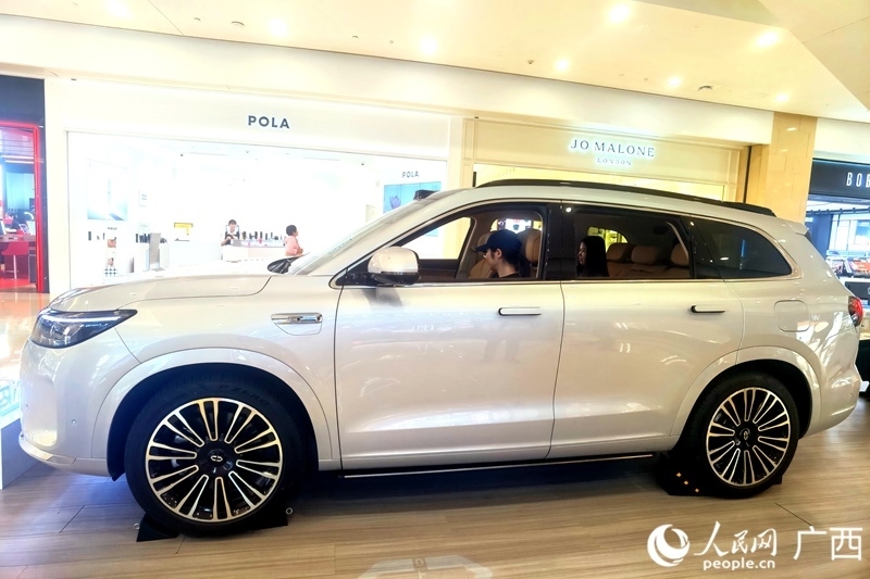  消費者在試駕汽車。人民網(wǎng)記者 陳燕攝