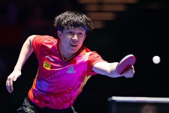 2024年4月15日，王楚欽在澳門世界杯比賽中回球。新華社記者 張金加攝