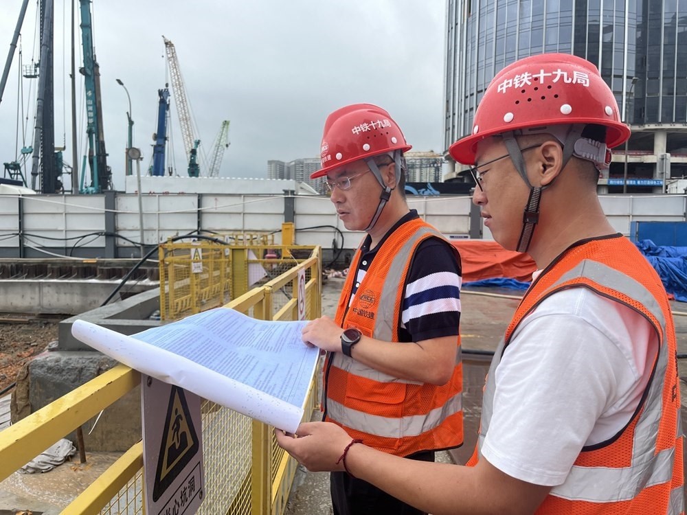 2024年4月26日，深圳市五一勞動(dòng)獎(jiǎng)?wù)芦@得者、中鐵十九局軌道公司項(xiàng)目副經(jīng)理夏荔（左）在穗莞深城際鐵路前皇段皇崗口岸站建設(shè)現(xiàn)場(chǎng)忙碌。新華社發(fā)