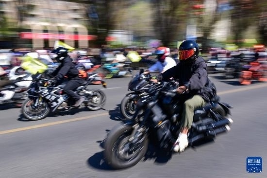 這是4月30日在新疆烏魯木齊市舉行的巡游活動上拍攝的摩托機車方陣。