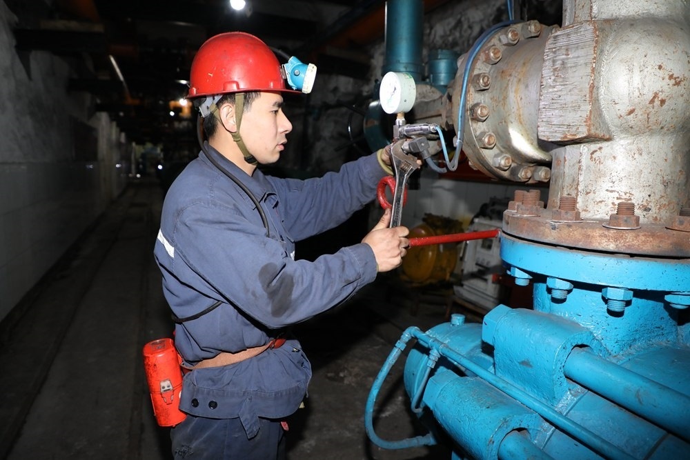 2024年4月30日，冀中能源峰峰集團(tuán)新屯礦機(jī)電區(qū)副區(qū)長(zhǎng)顧博在井下泵房檢修水泵。新華社發(fā)