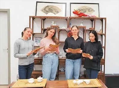 匈中雙語學(xué)校的學(xué)生胡靈月(左一)、宋智孝(右二)學(xué)習(xí)中國茶文化。