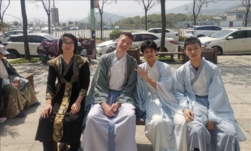 匈牙利學(xué)生與襄陽三十六中學(xué)生友好交流。