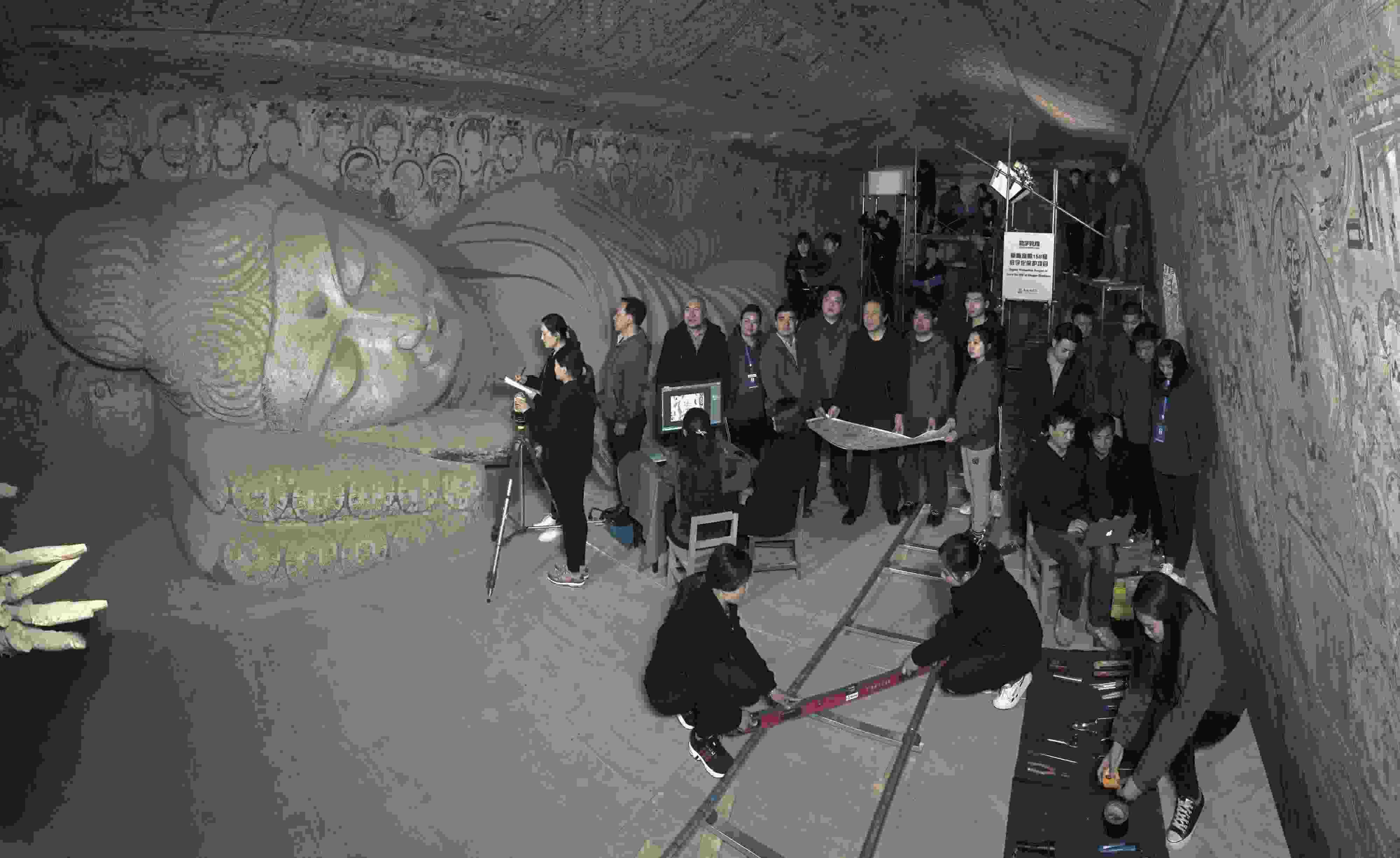 敦煌研究院文物數(shù)字化團(tuán)隊(duì)在莫高窟第158窟工作現(xiàn)場。敦煌研究院供圖