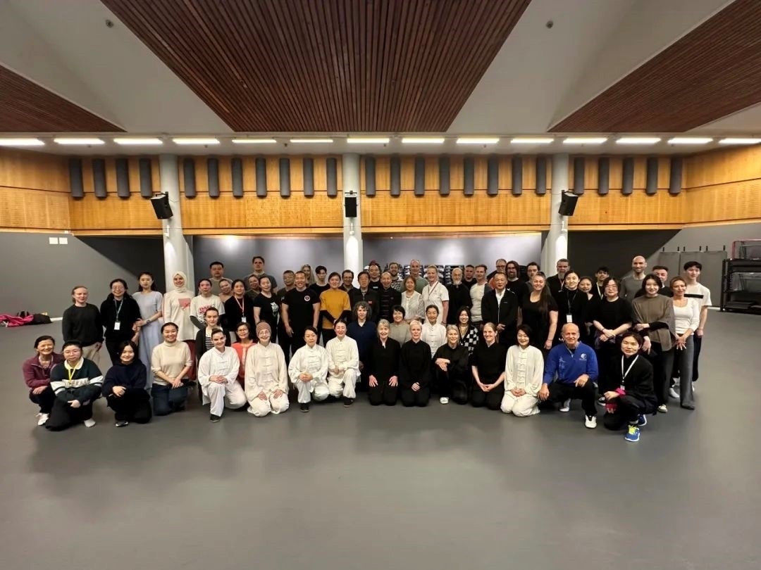 陳正雷老師與培訓(xùn)班全體學(xué)員合影留念。斯德哥爾摩中國文化中心供圖