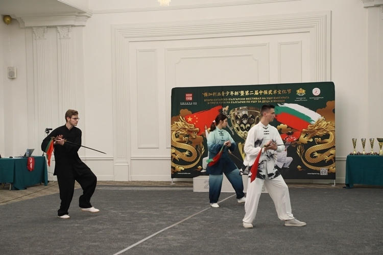 武術(shù)愛好者現(xiàn)場(chǎng)表演。索非亞中國(guó)文化中心供圖