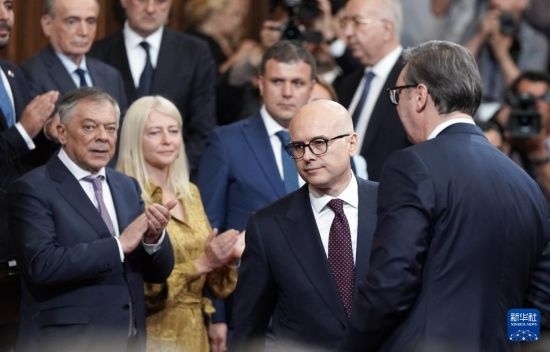  5月2日，在塞爾維亞貝爾格萊德，新一任政府總理武切維奇（中）出席就職儀式。新華社發(fā)（普雷德拉格·米洛薩夫列維奇攝）