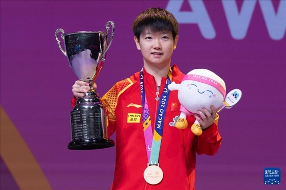 2024年4月21日，在2024年澳門國際乒聯(lián)女子世界杯決賽中，孫穎莎奪得冠軍。圖為孫穎莎在頒獎臺上。新華社記者 張金加 攝