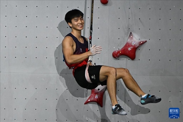 2024年4月13日，在江蘇吳江舉行的2024年國際攀聯(lián)攀巖世界杯（吳江站）男子速度決賽中，中國選手伍鵬獲得冠軍。圖為中國選手伍鵬在決賽后慶祝。新華社發(fā)（王須中攝）