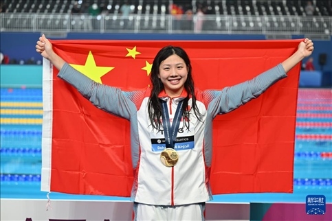 2024年2月13日，2024年世界游泳錦標(biāo)賽游泳項目女子100米蛙泳決賽在卡塔爾多哈舉行。圖為冠軍中國選手唐錢婷在頒獎儀式后慶祝。新華社記者 薛宇舸 攝