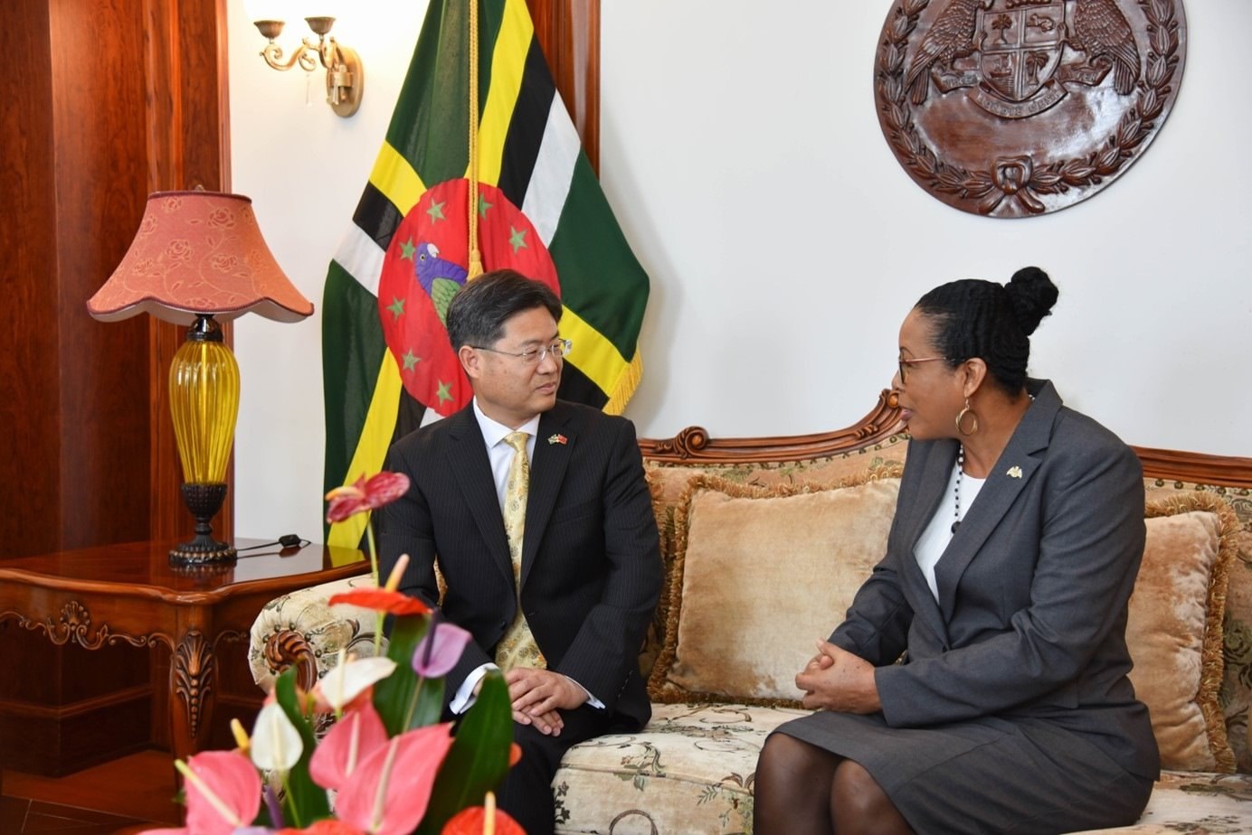 當?shù)貢r間5月3日，中國新任駐多米尼克大使儲茂明（左）向多總統(tǒng)伯頓遞交國書。 中國駐多米尼克大使館供圖